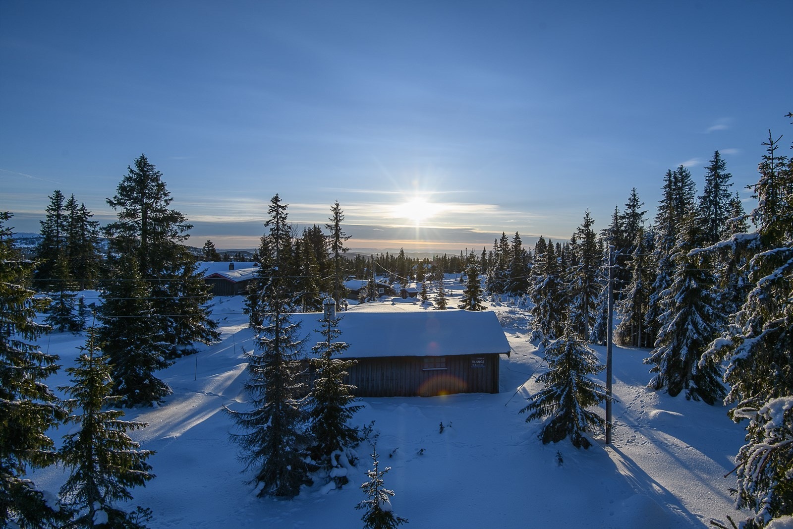 Utenfor hytta er det en åpen og solrik terrasse, som innbyr til avslapning i hytteveggen. Galleribilde
