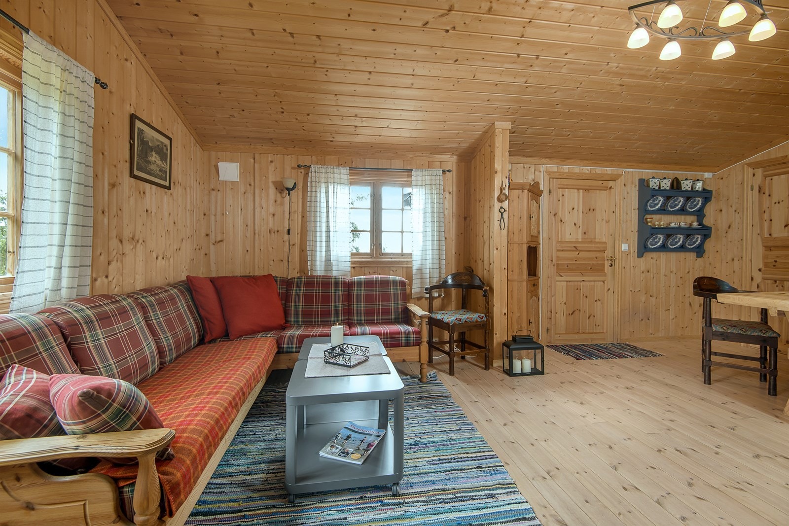 Det er tradisjonell stil med panelte vegger og tak og lune tregulv. Galleribilde