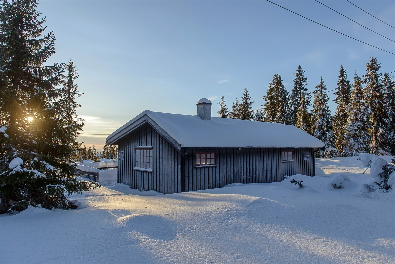 Hytta ligger med helårsvei og strøm. Området er regulert for offentlig vann og avløp. Galleribilde