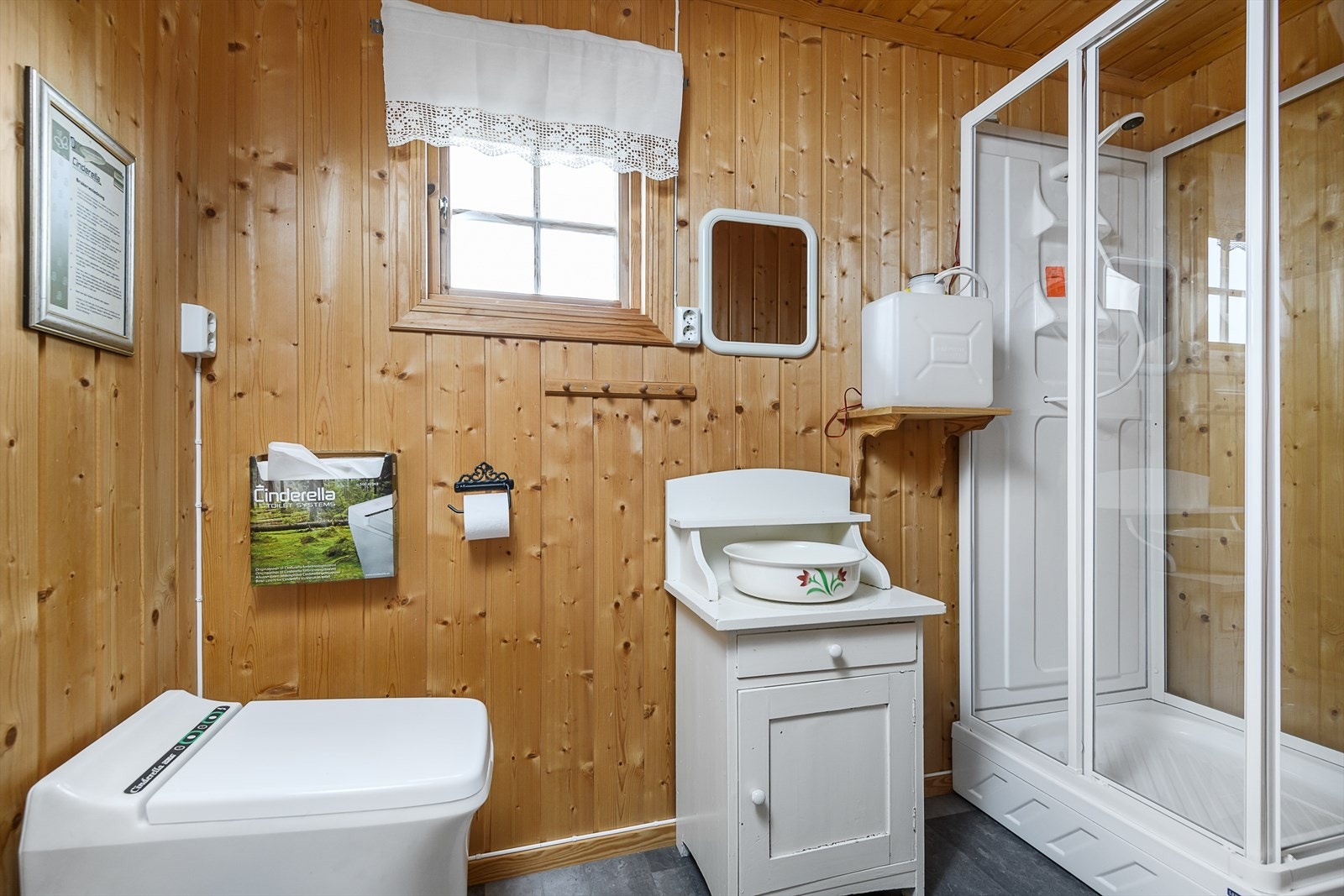 Baderom med hyttedusj. Galleribilde