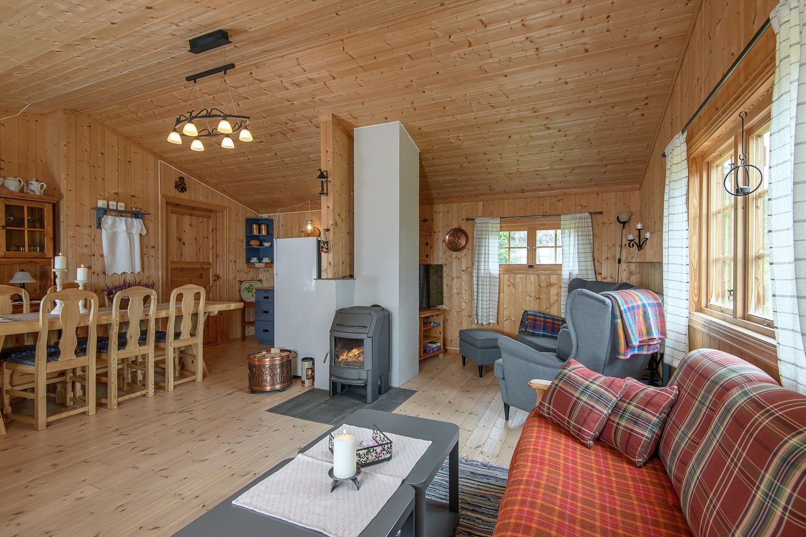 Oppholdsrommet er sosialt og hyggelig og det er fin plass til både salong og spisebord. Galleribilde