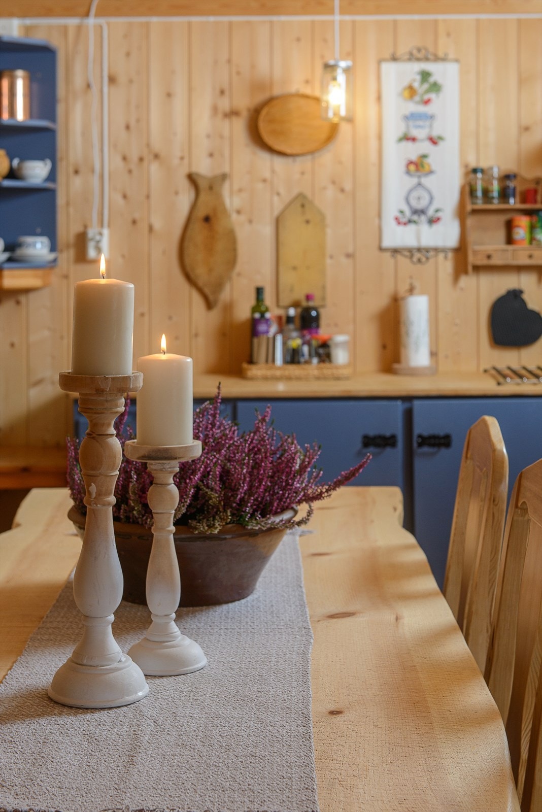 Koselig å samles rundt spisebordet til felles måltider. Galleribilde