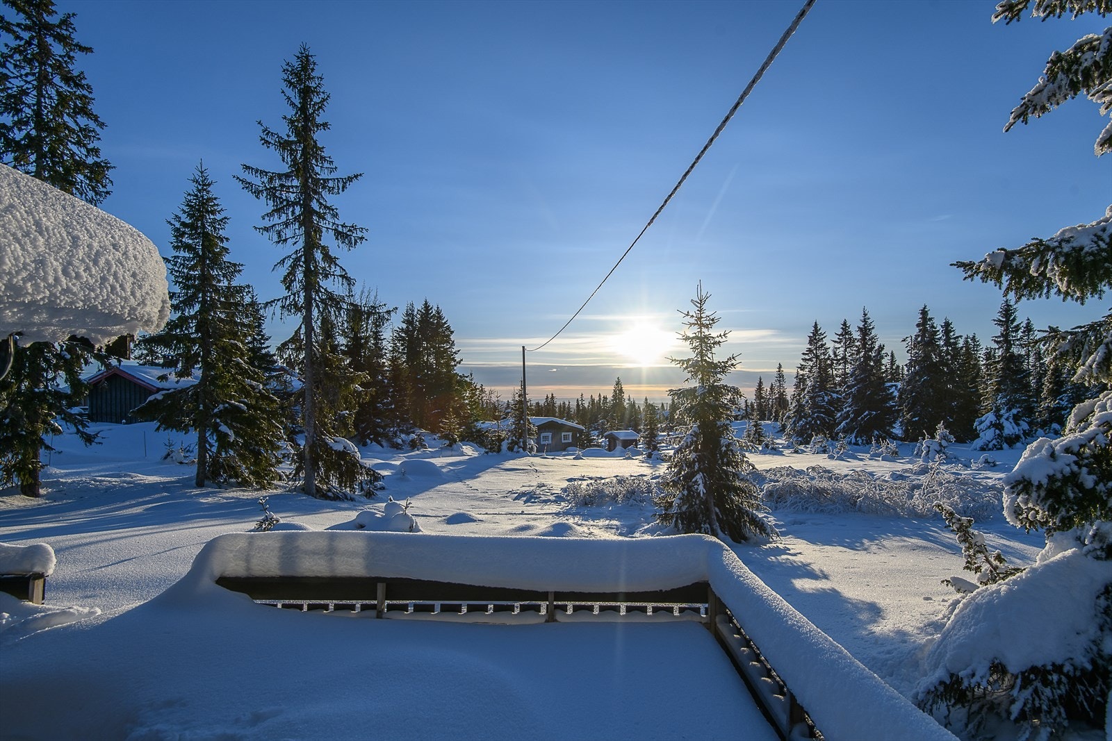 Terrassen er stor og går på 2 sier av hytta. Du sitter skjermet for innsyn. Galleribilde