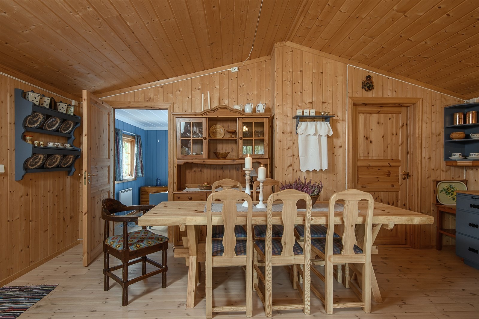 Fra kjøkken/spisestue er det dør inn til de to soverommene i hytta. Galleribilde