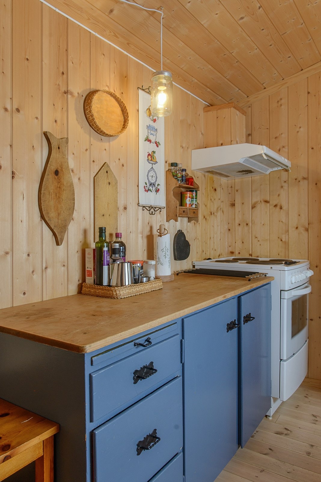 Kjøkkenbenken har skuffeseksjon og skap for oppbevaring. Heltre benkeplate. Galleribilde