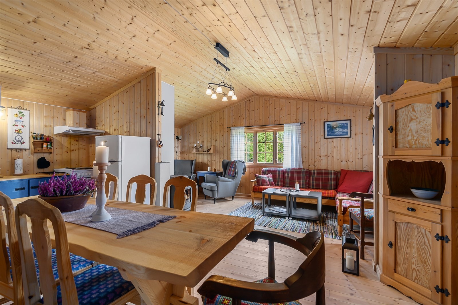 Trivelig stue/spisestue med åpen løsning mot kjøkkenavdelingen. Galleribilde