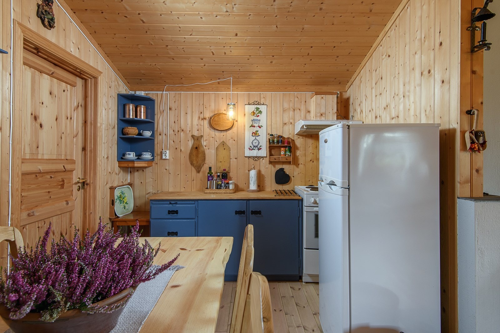 Enkel innredning/kjøkkenbenk med malte fronter. Det er plass til kjøleskap og komfyr. Galleribilde