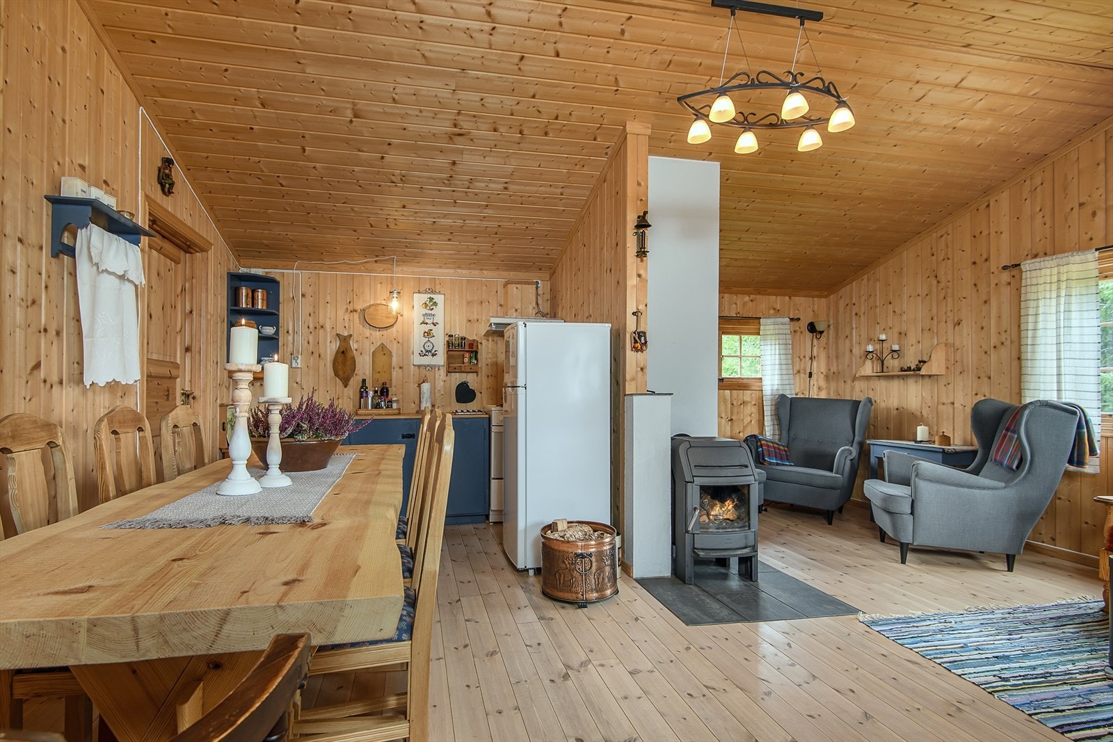 Langbordet er plassert i fin kontakt med kjøkkenet. Galleribilde