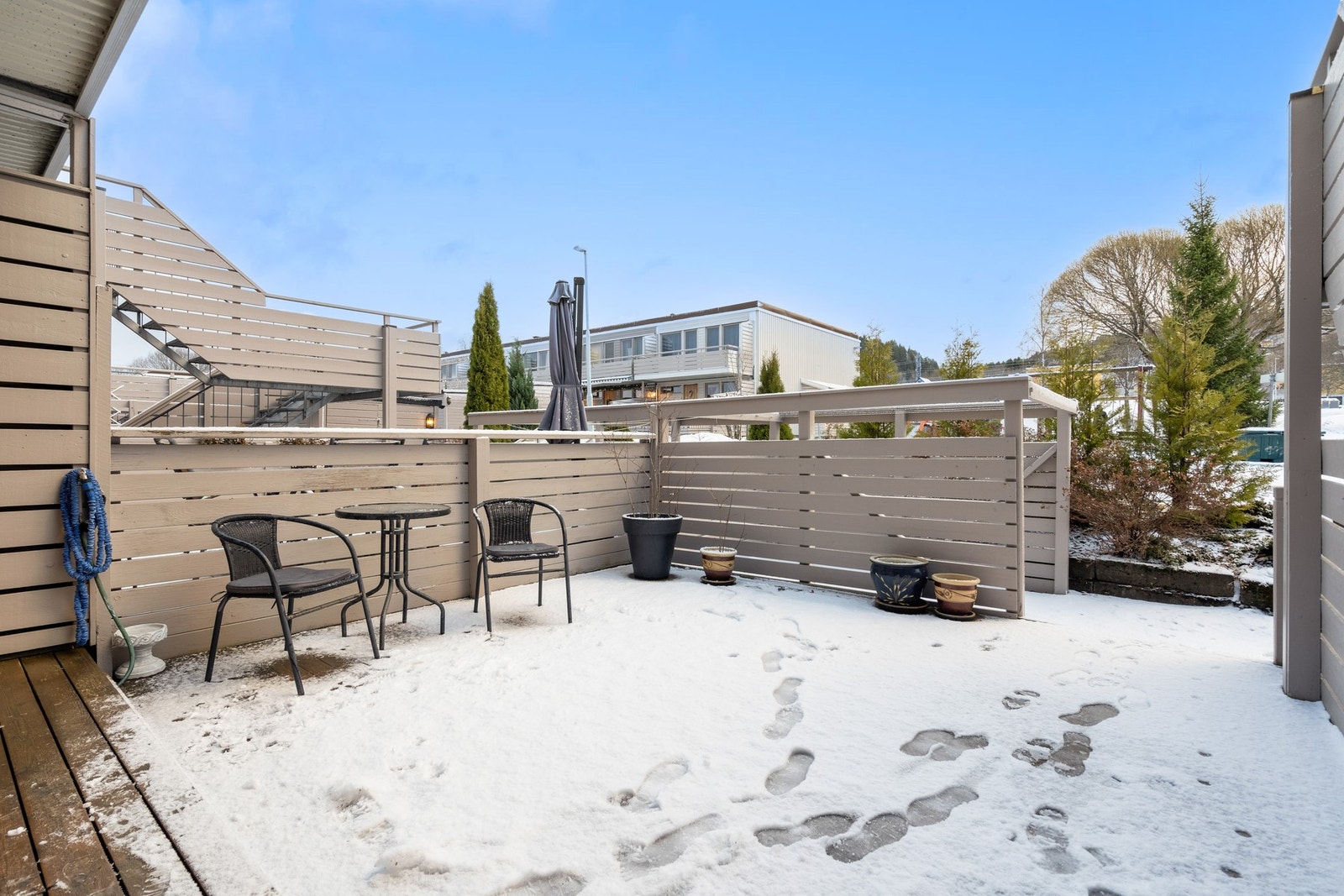 Terrasse i framkant av boligen. Galleribilde