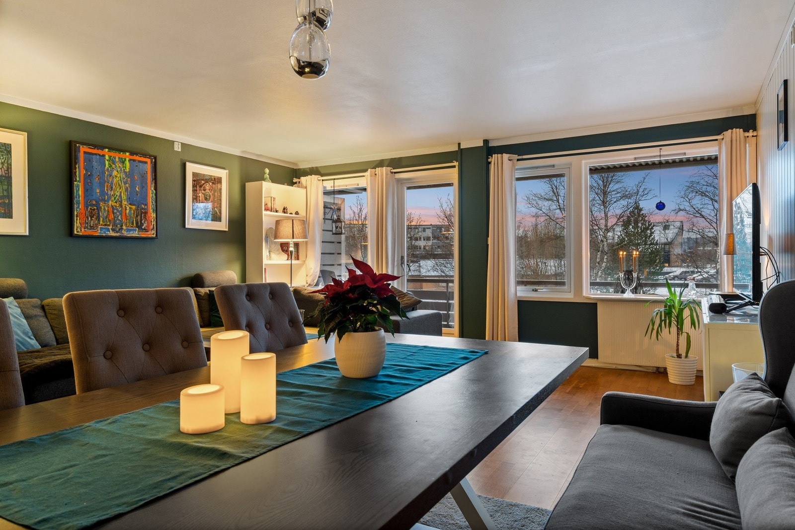 Fra stuen er det utgang til balkongen. Galleribilde