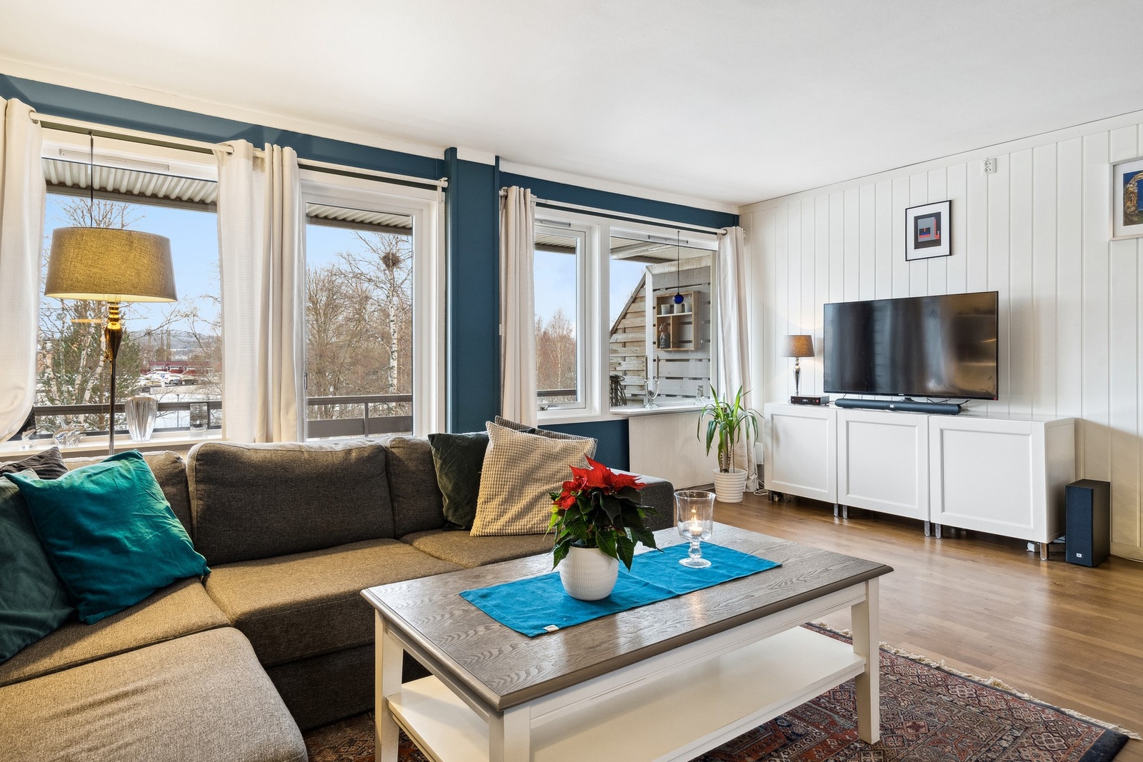 Flere store vindusflater som bidrar til naturlig belysning. Galleribilde