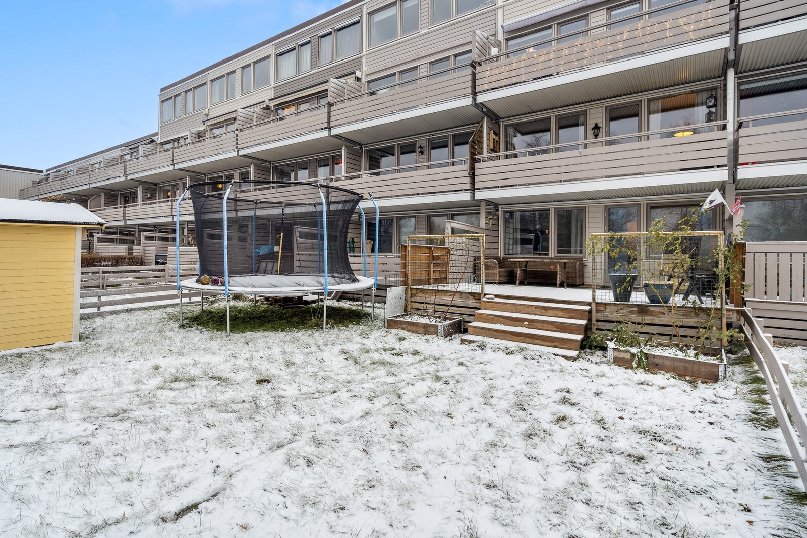 Terrasse og uteområde i bakkant av boligen. Galleribilde
