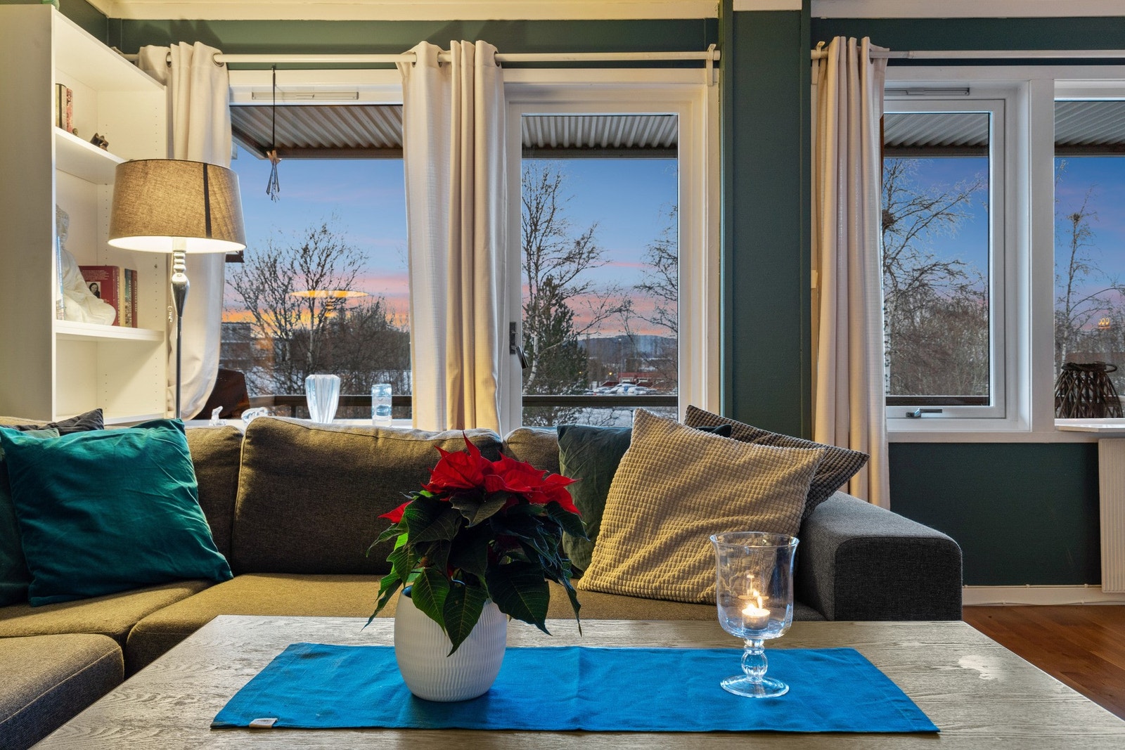 Parkett på gulv, malte strier og panelplater på vegger og malt betong i himling. Galleribilde