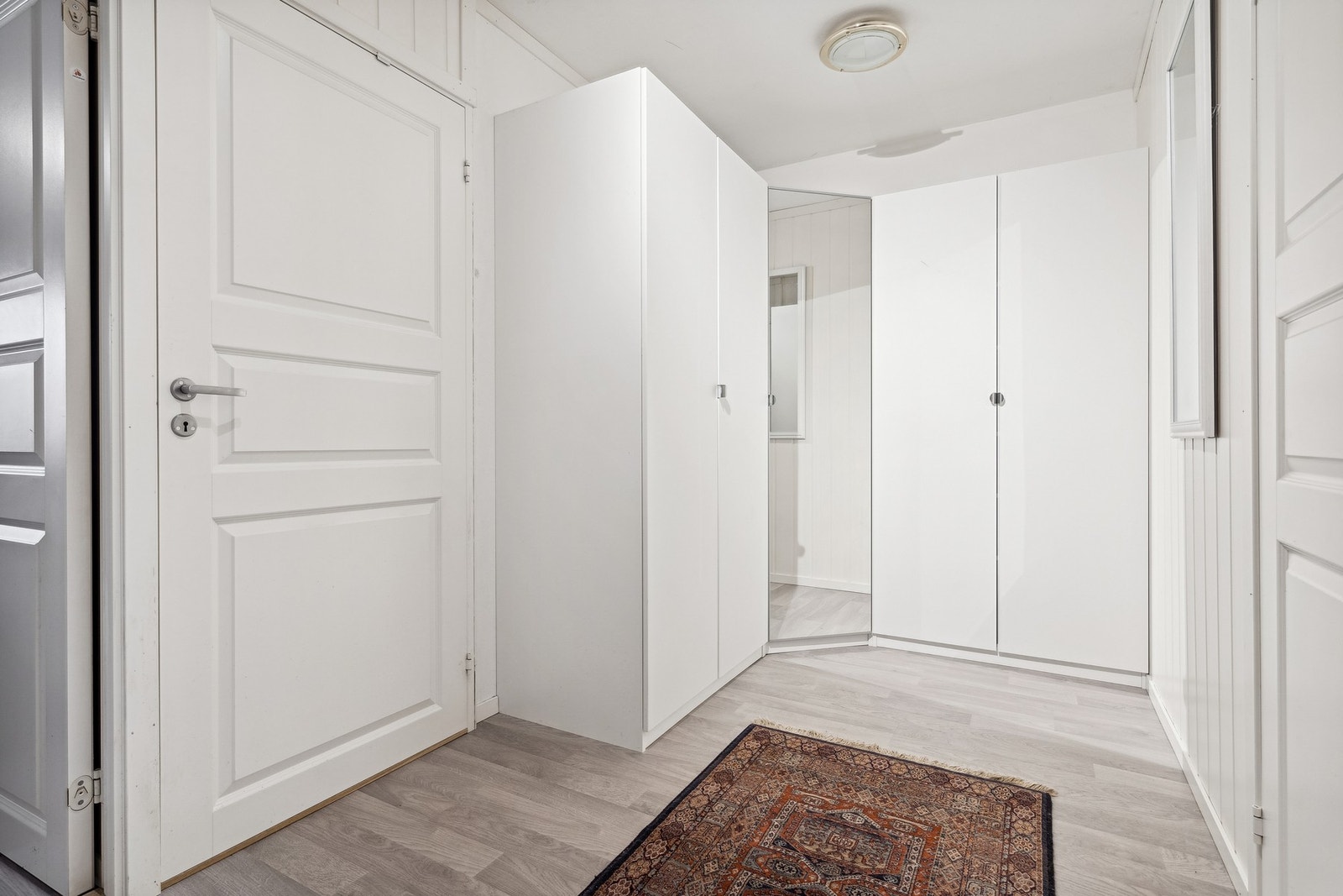 Gang med garderobeløsning. Galleribilde