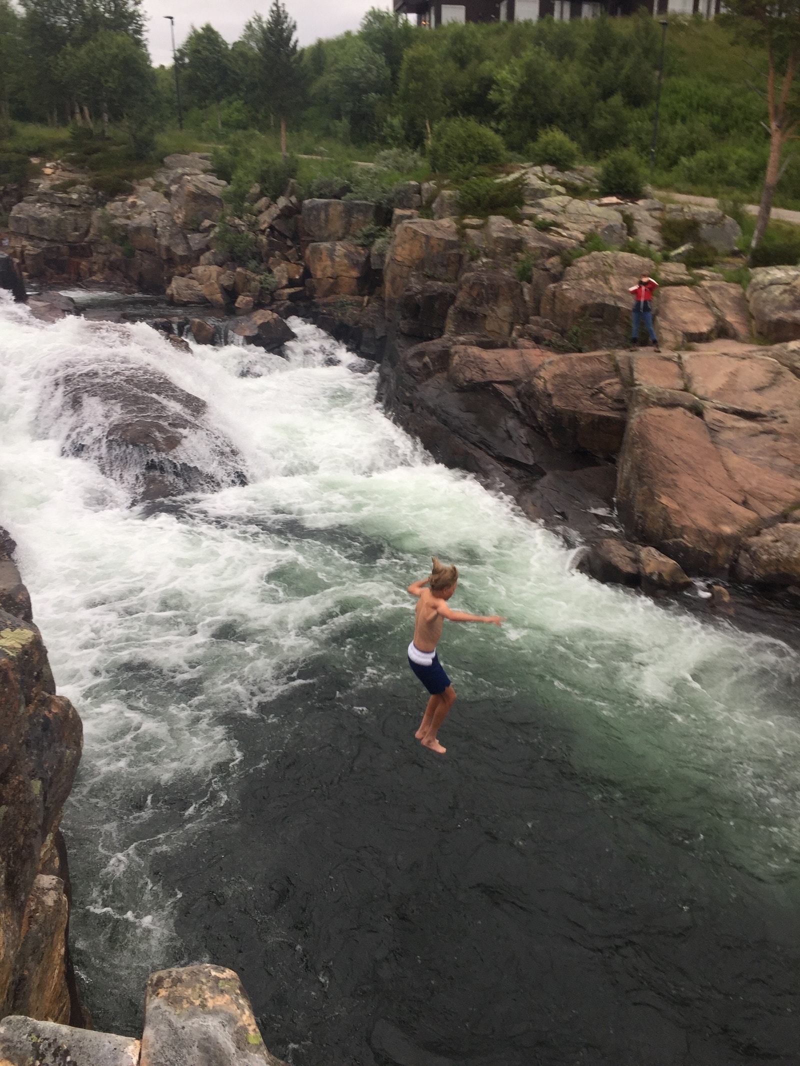 Populær aktivitet - hopping i fossestryk i Otra. Galleribilde