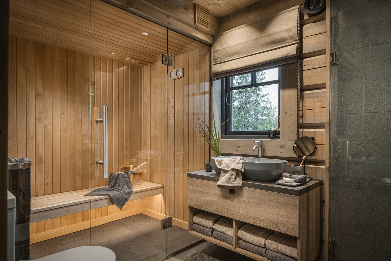 Delikat og eksklusivt baderom i første. Lekker innglasset sauna. Perfekt etter en lang dag i bakken. Galleribilde