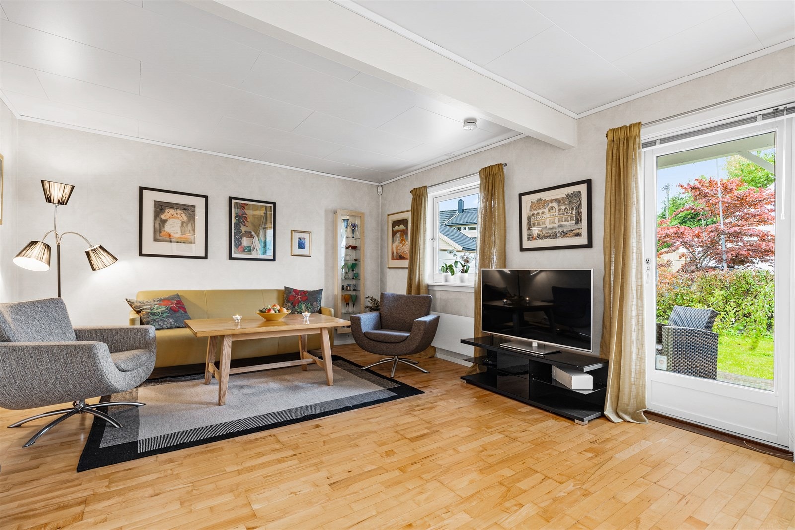 Fra stuen er det utgang til hagen og terrassen Galleribilde