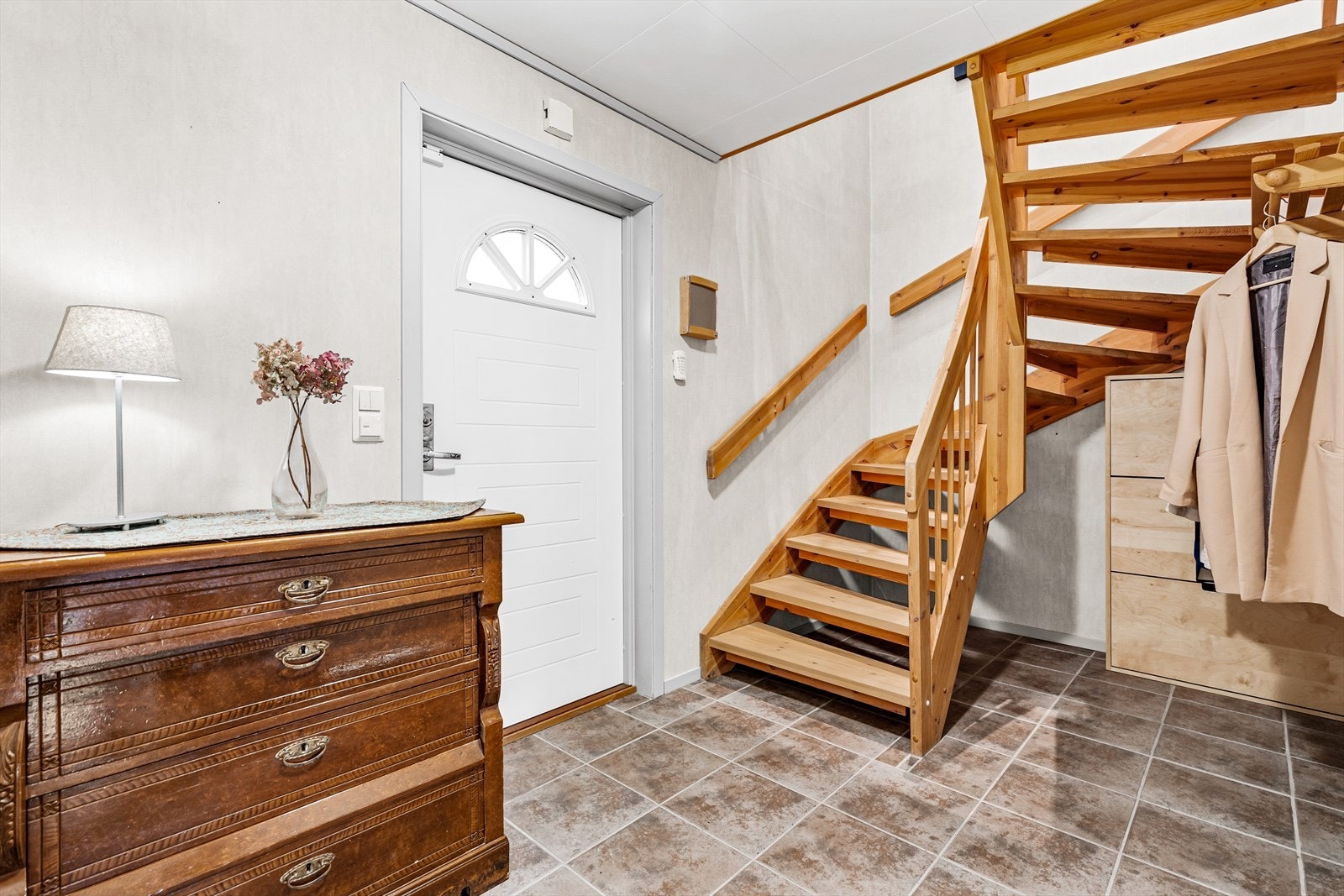 Velkommen inn i entré med varmekabler i gulv Galleribilde