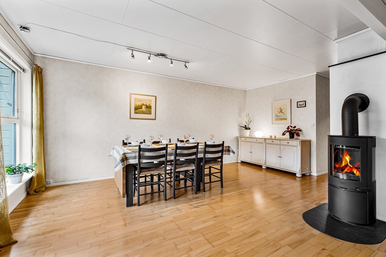 God plass til gjester rundt spisebordet. Kjøkkenet ligger i rommet ved siden av, og derav mulighet for å lage åpen løsning Galleribilde