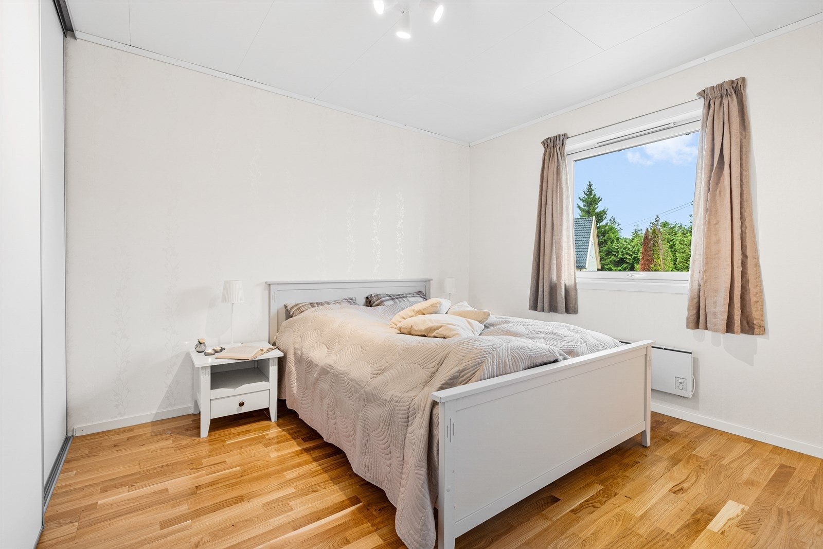 Soverom 1 har god plass til dobbeltseng og soveromsmøbler. Og en romslig skyvedørsgarderobe Galleribilde