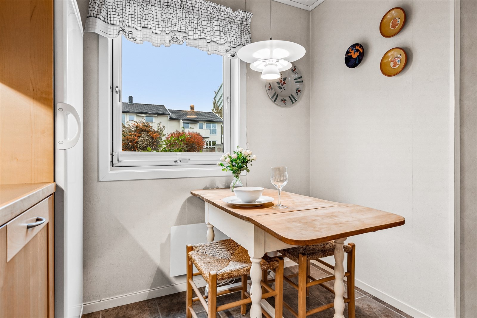 På kjøkkenet er det plass til et spisebord Galleribilde