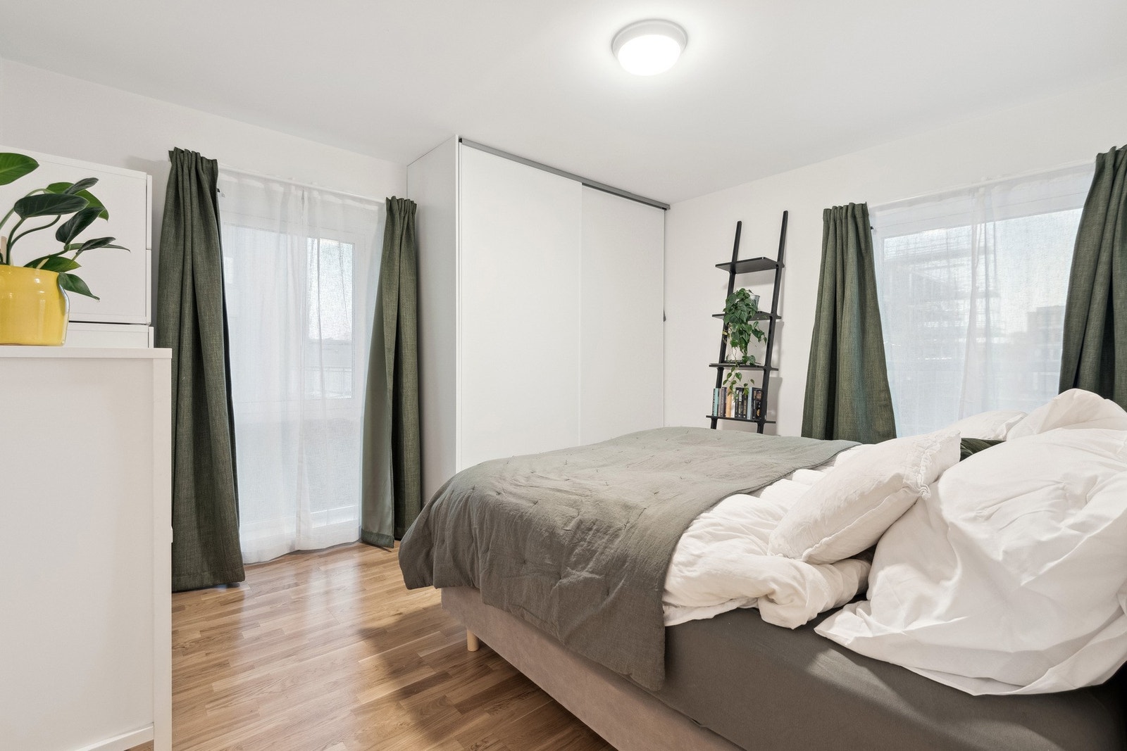 Hovedsoverommet i boligen har god plass til dobbeltseng og oppbevaringsmøbel. Galleribilde