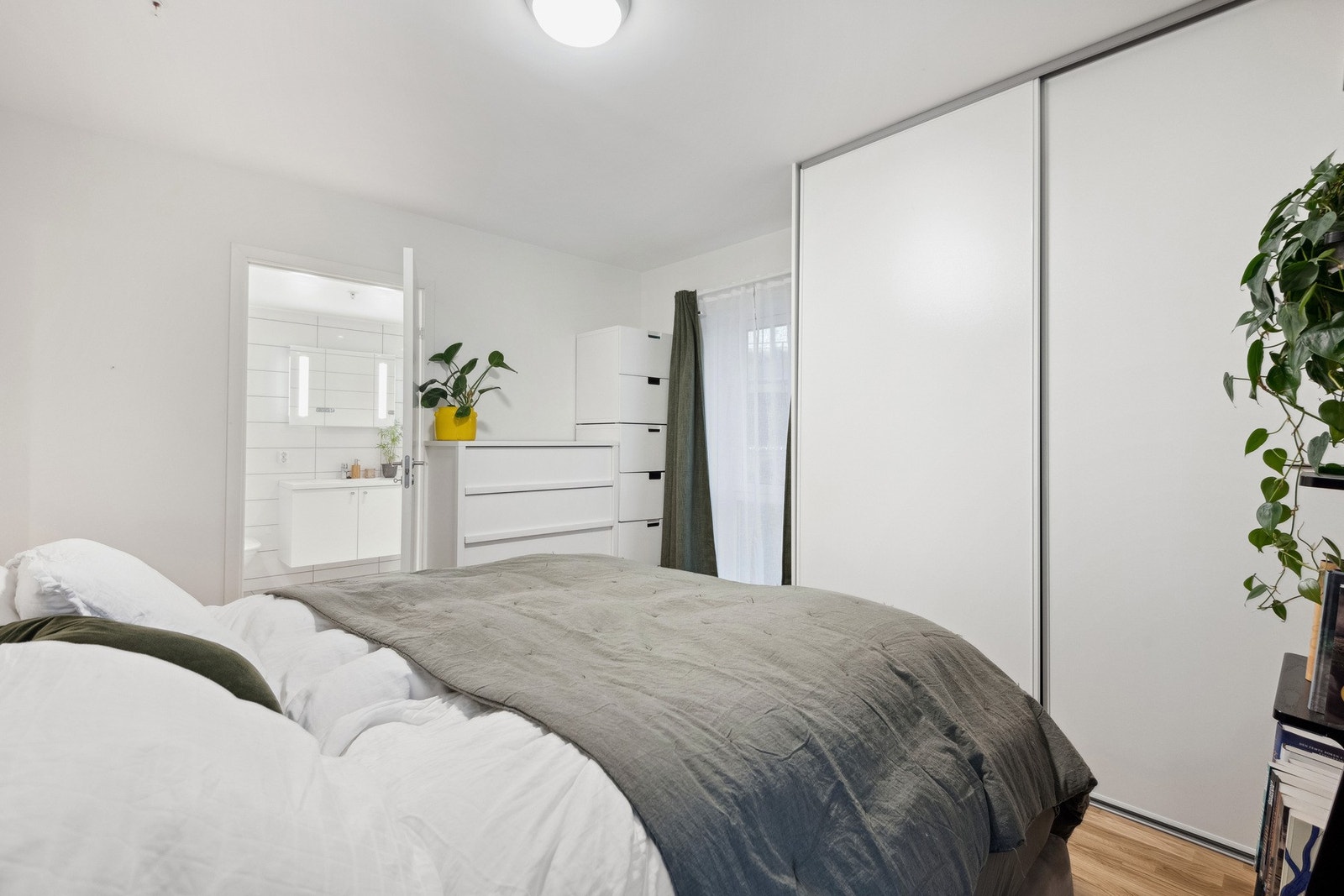 Direkte inngang fra soverom til badet. Galleribilde