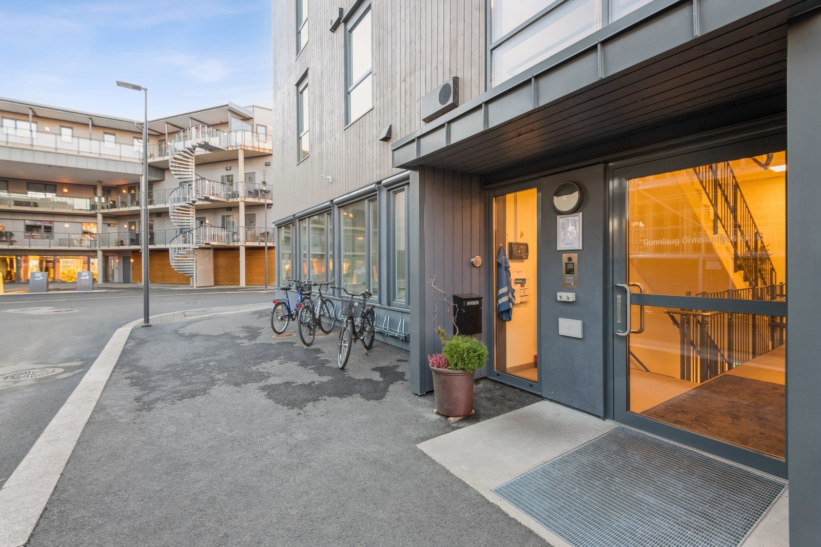 Boligens inngangsparti. Velkommen inn! Galleribilde