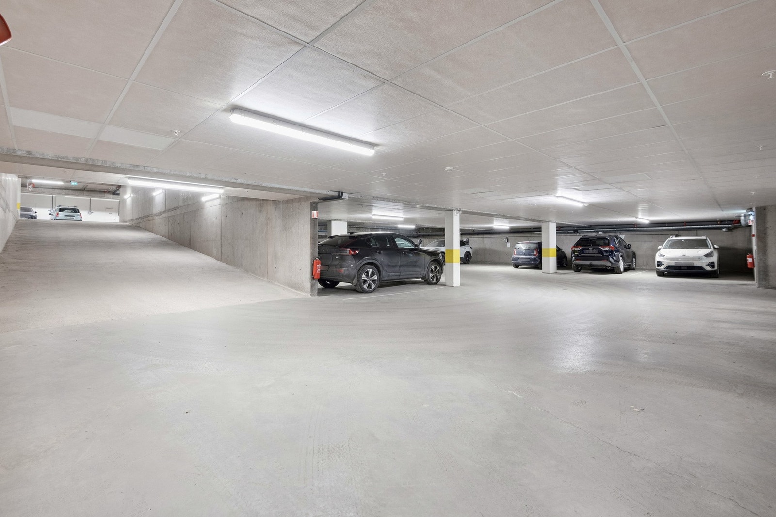 Man disponerer egen plass i garasje i kjelleren. Galleribilde