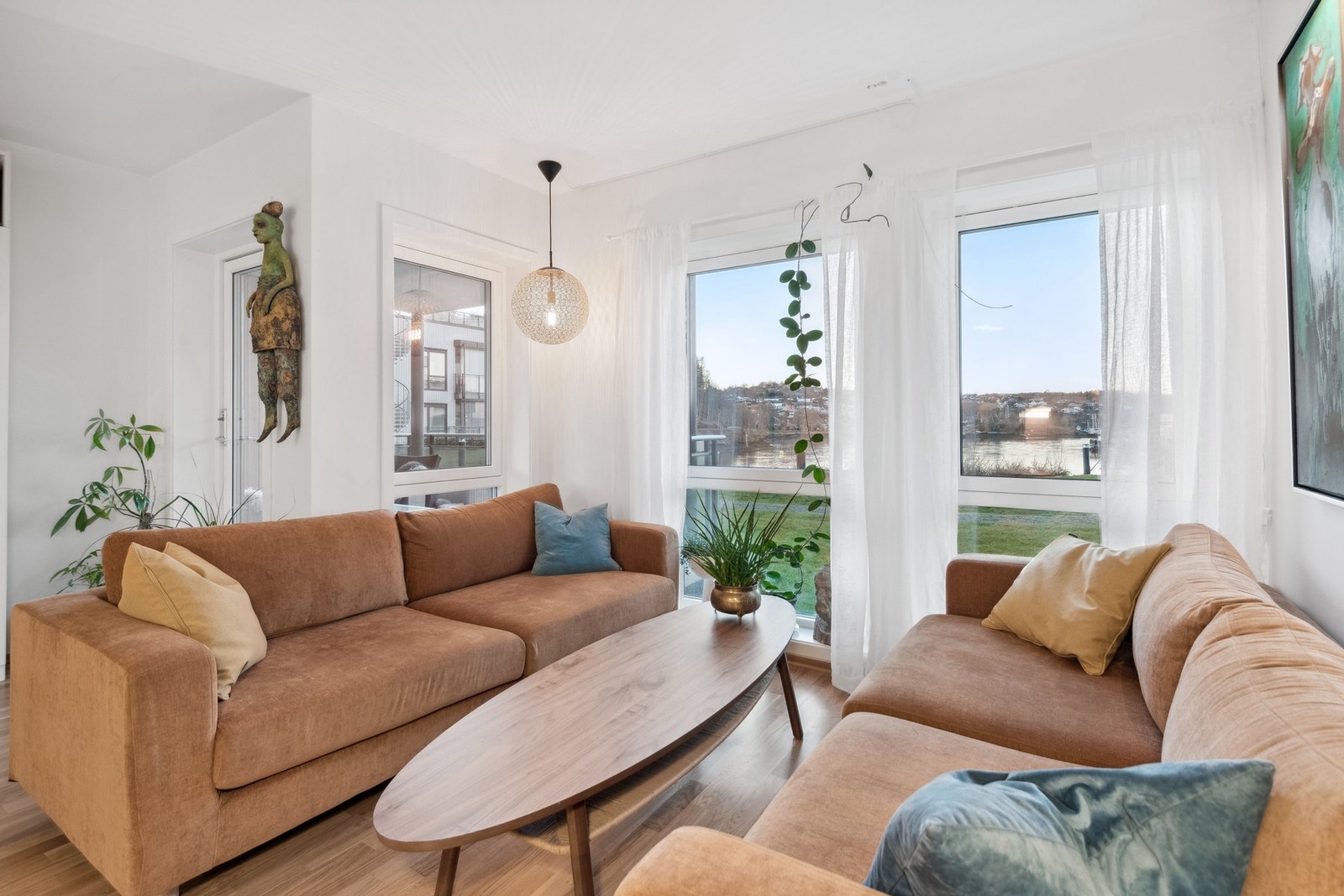 Fra sofaen kan man nyte flott utsikt mot fjorden og se når ferja tar av fra kai. Galleribilde