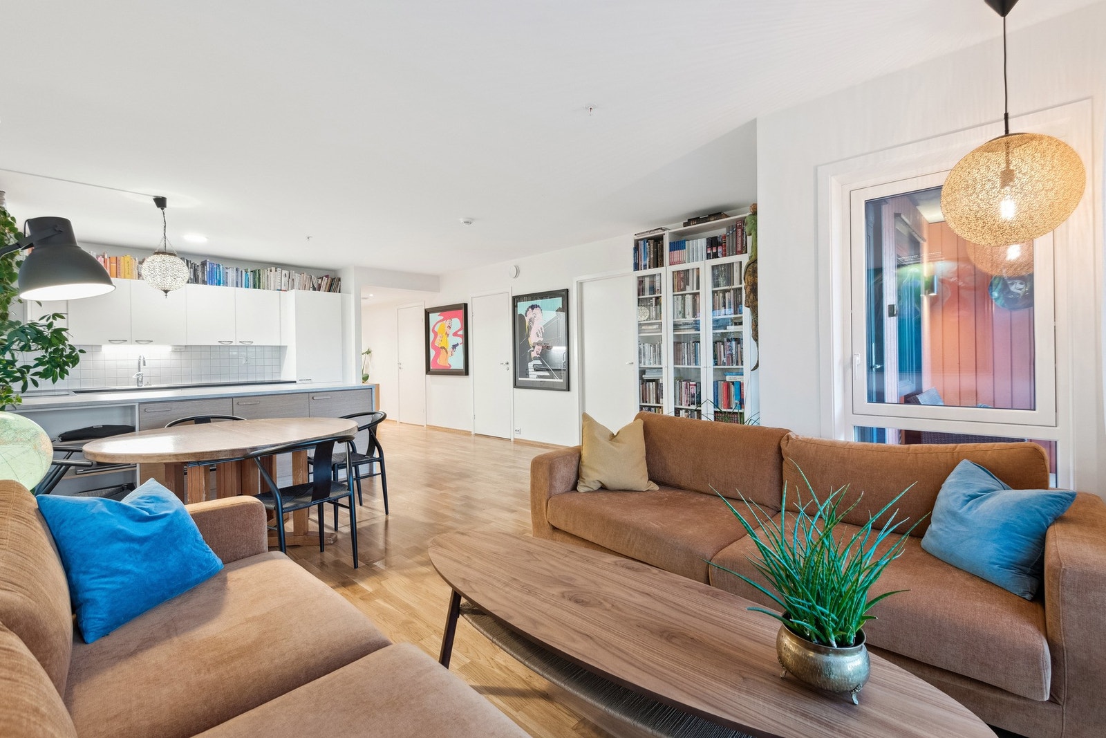 Stuen og kjøkkenet er en sosial sone med plass til flere sittegrupper. Galleribilde