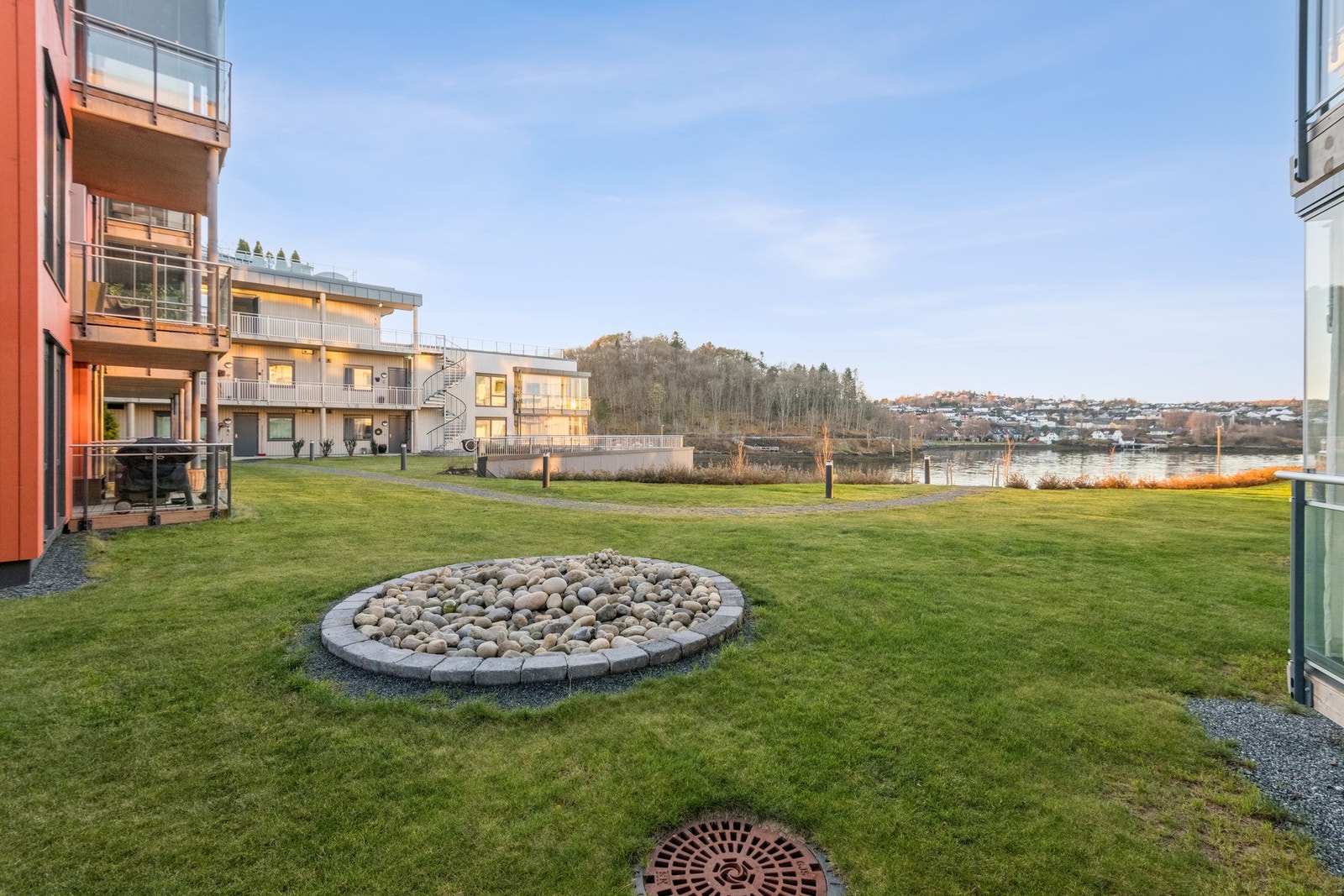 Eiendommen er godt opparbeidet med plen, busker og stier. Galleribilde