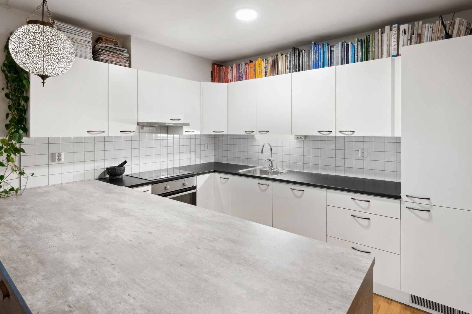 Kjøkkenet har mye skap- og benkeplass. Galleribilde