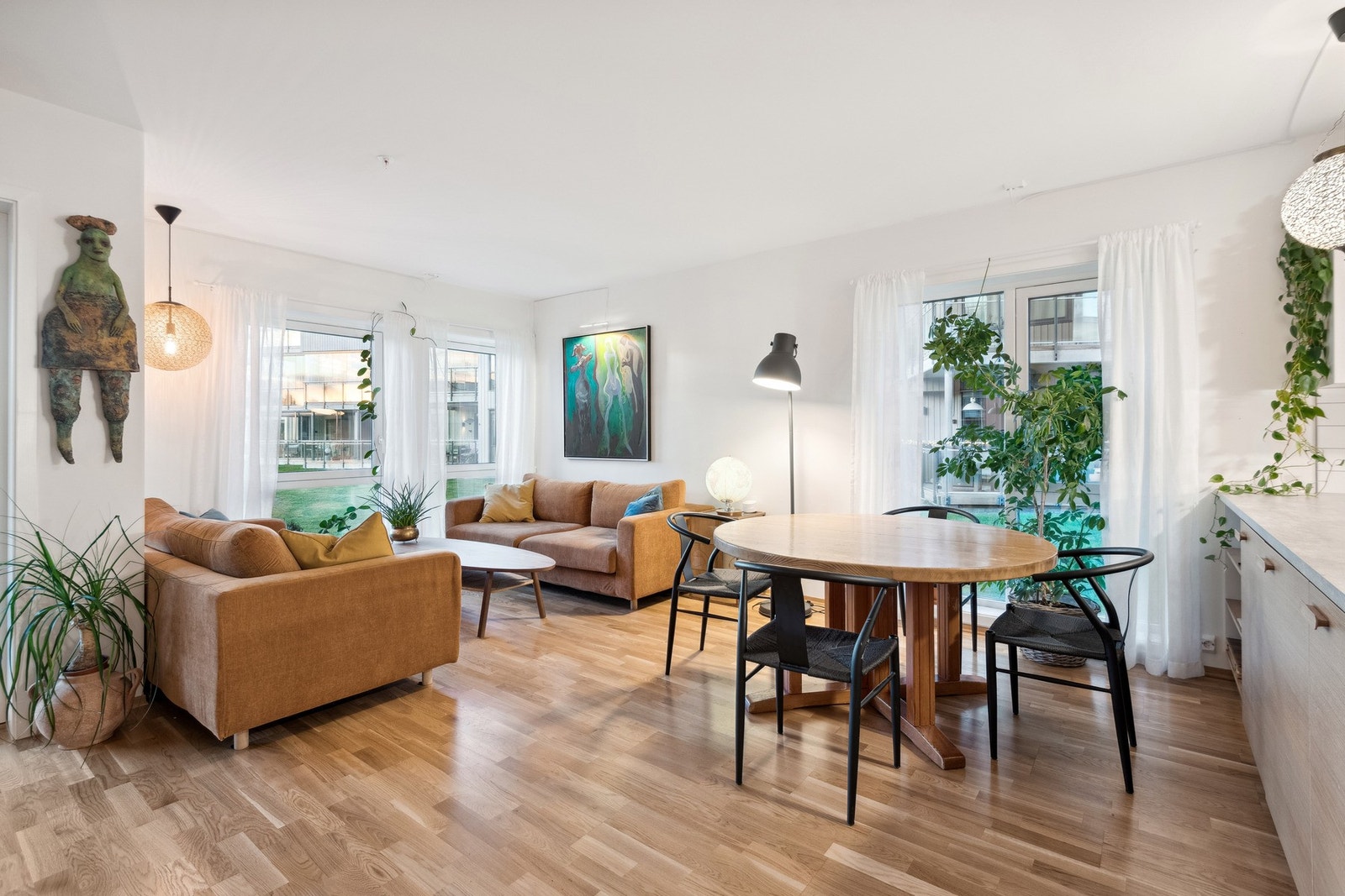 Store vindusflater gir mye godt lys-innslipp. Galleribilde