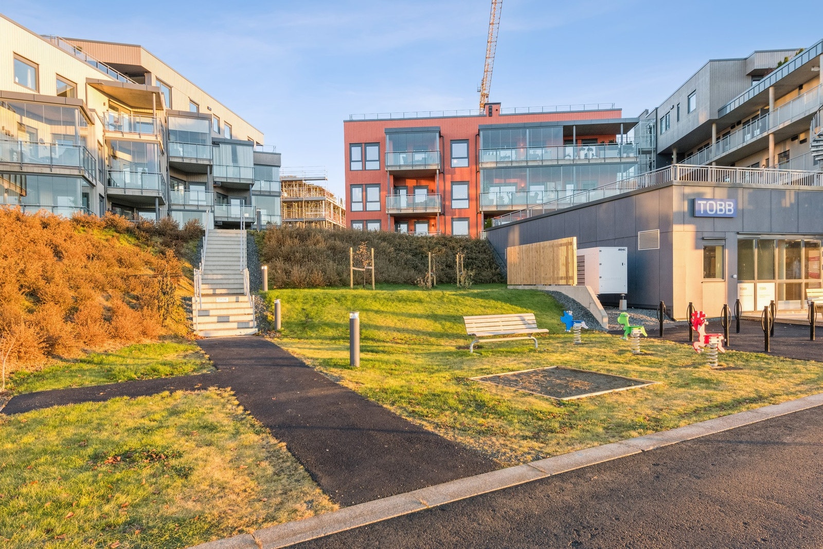 kort avstand til benker og lekeapparat. Galleribilde