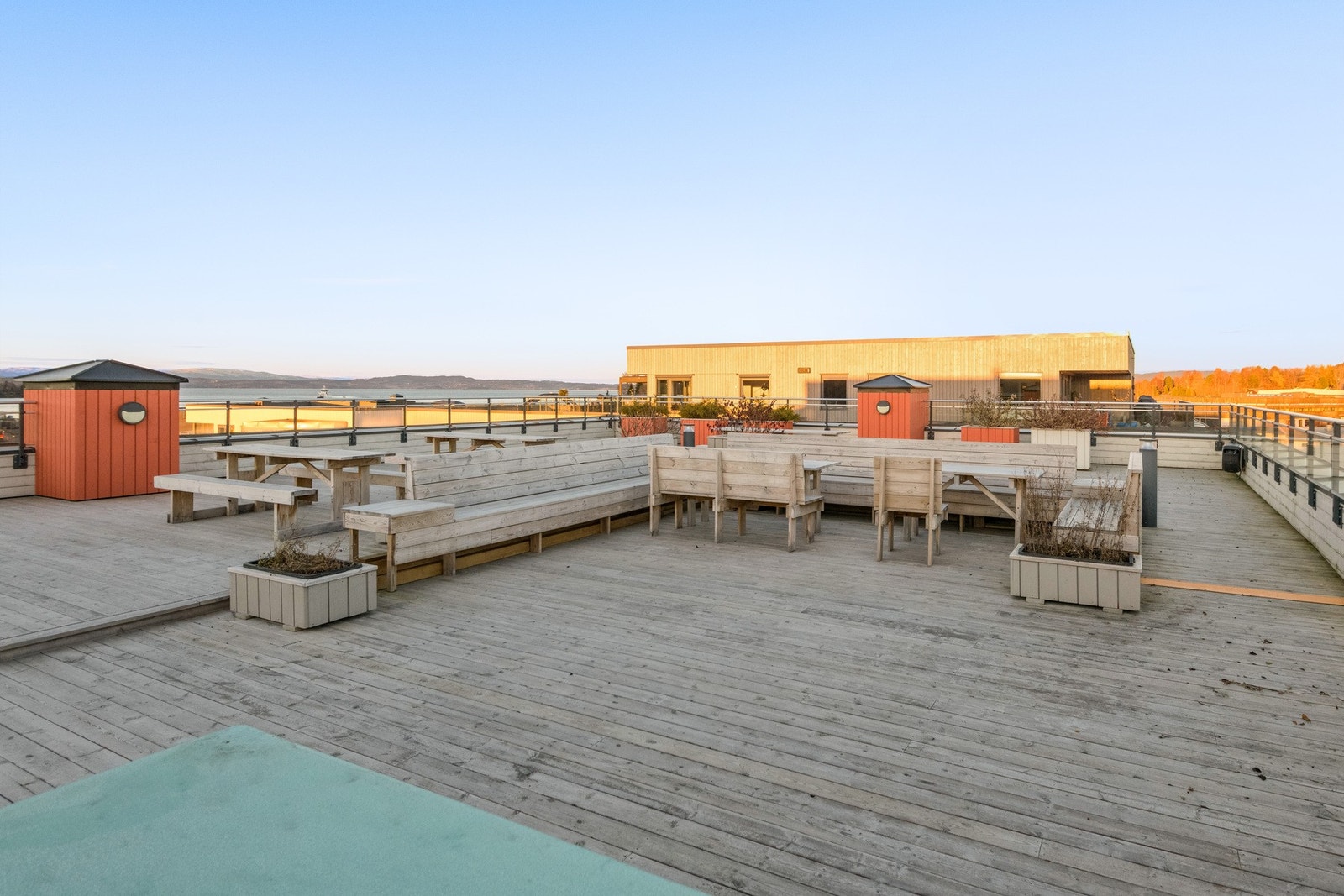 Felles takveranda med sittegrupper. Her kan man nyte sola på varme dager. Galleribilde