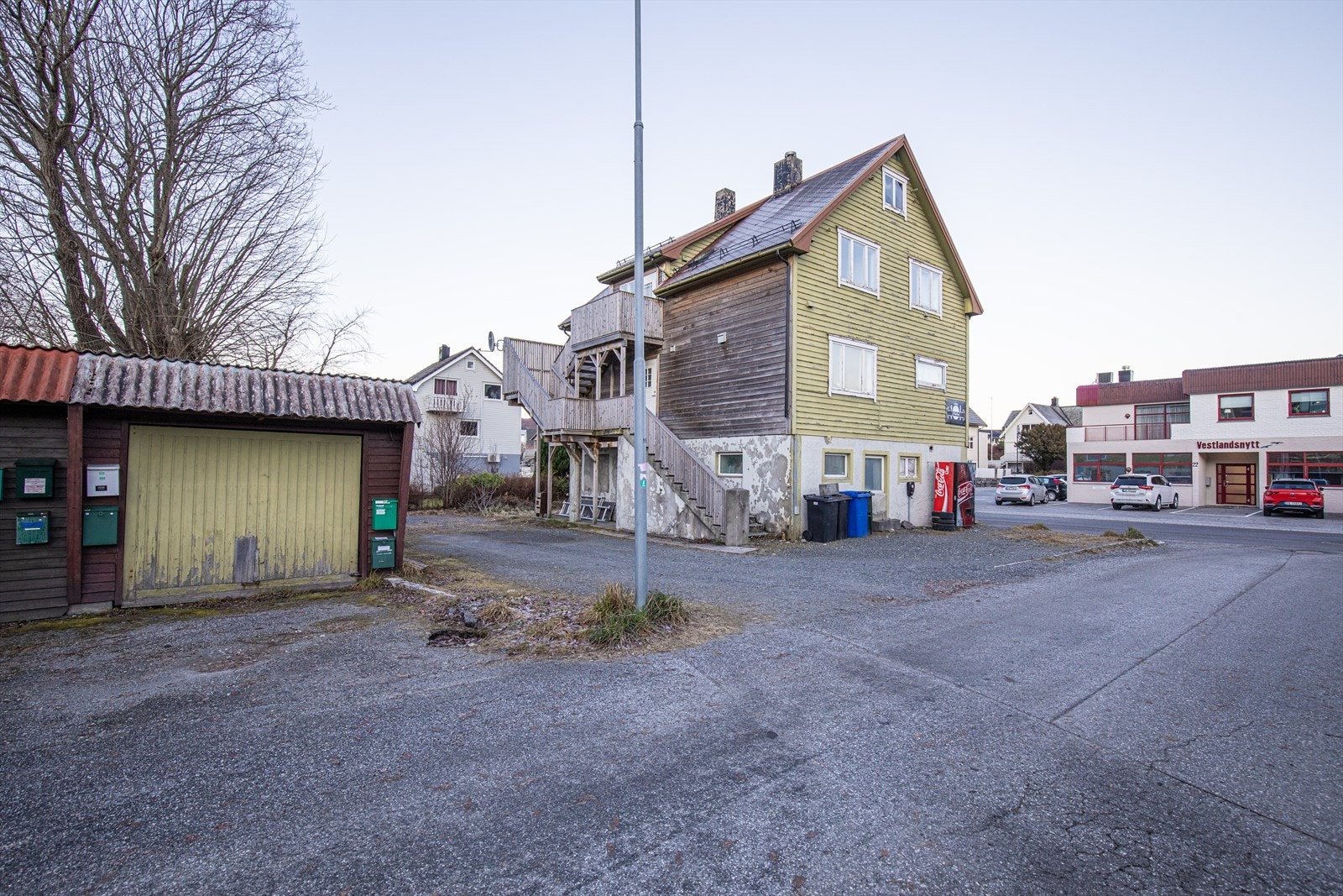 Eiendommen har godt med biloppstillingsplass, enkel garasje i rekke og uthus Galleribilde