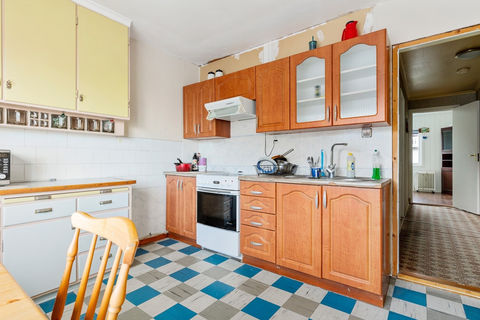 Andre etasje inneholder kjøkken, stue, baderom, gang og to soverom Galleribilde