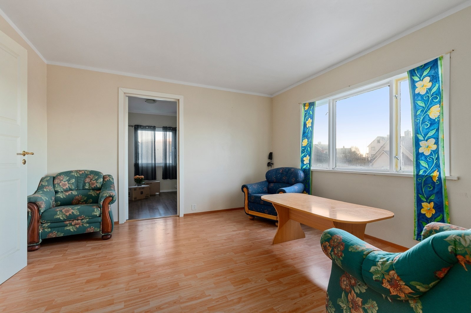 Stue med tilkomst til to soverom Galleribilde