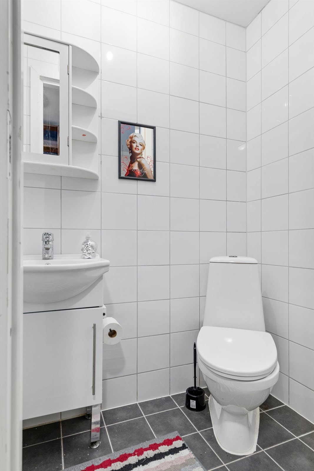 Separat WC med fliser på vegger og gulv Galleribilde