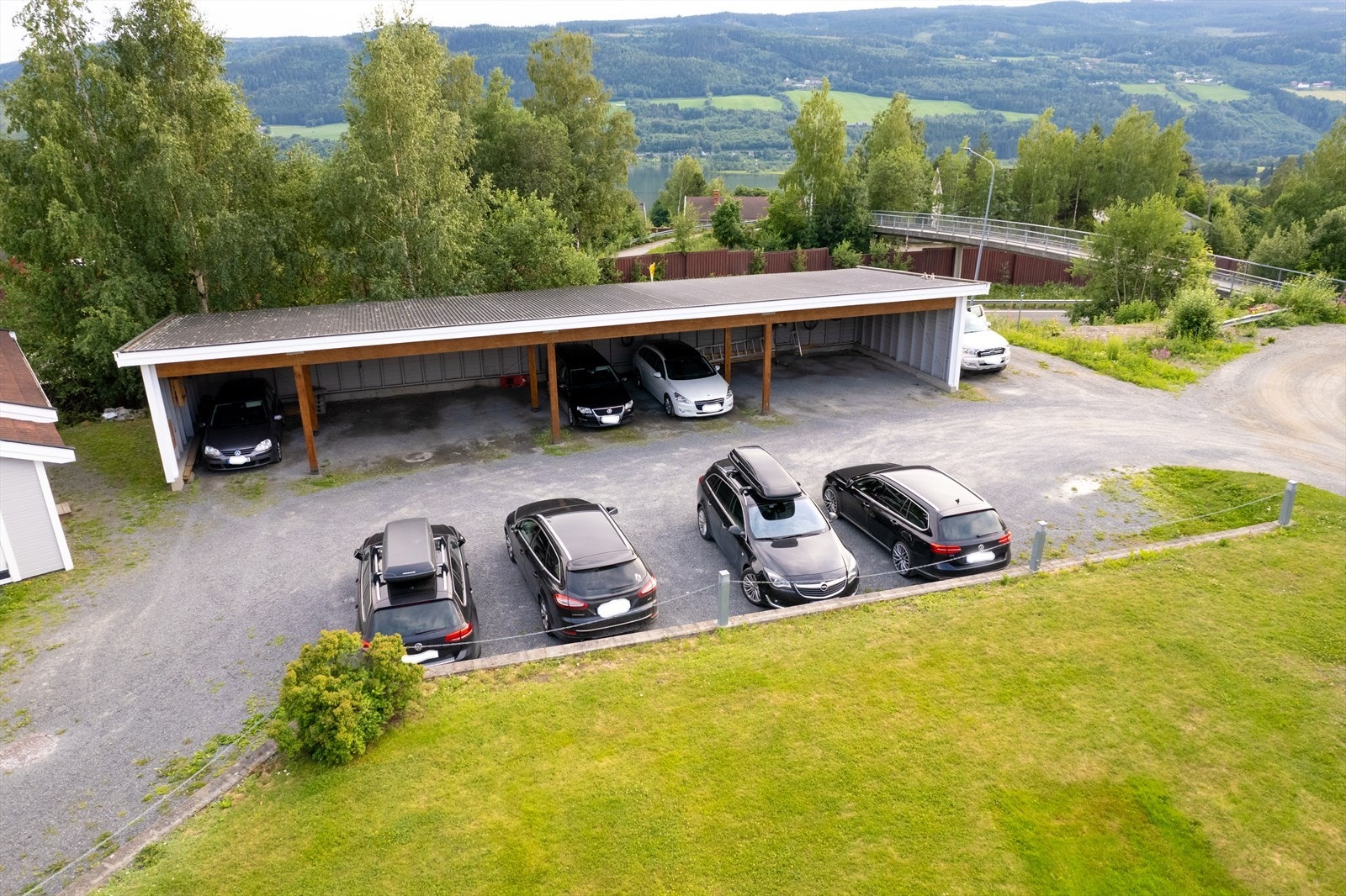 Leiligheten disponerer 1 biloppstillingsplass i felles carport Galleribilde