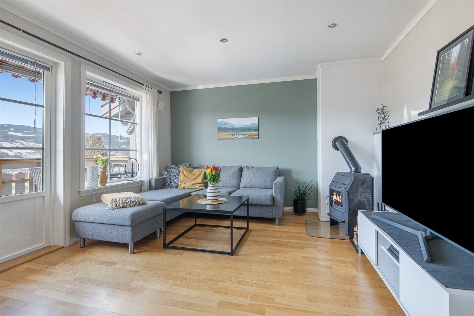 En rekke med downlights i himling over sofagruppe Galleribilde