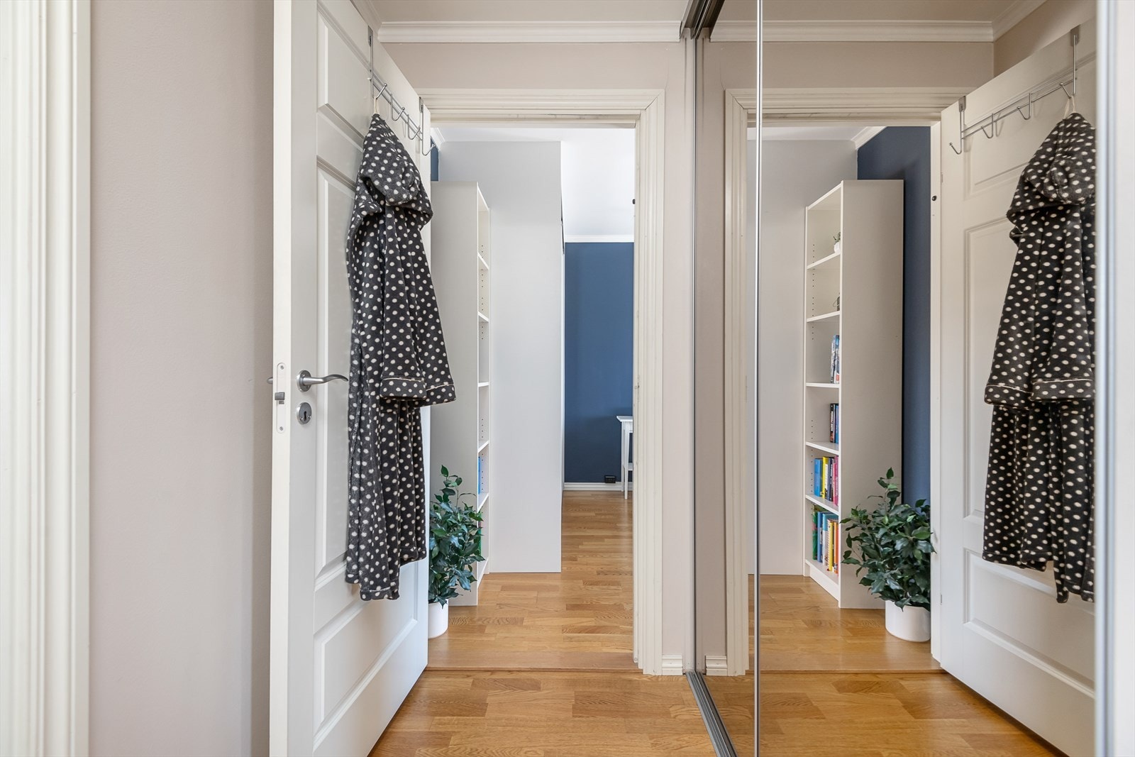 Garderobe i gangen Galleribilde
