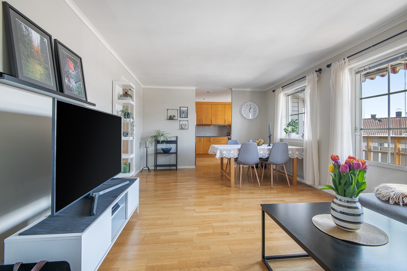 Romslig stue med plass til sofa- og spisegruppe Galleribilde