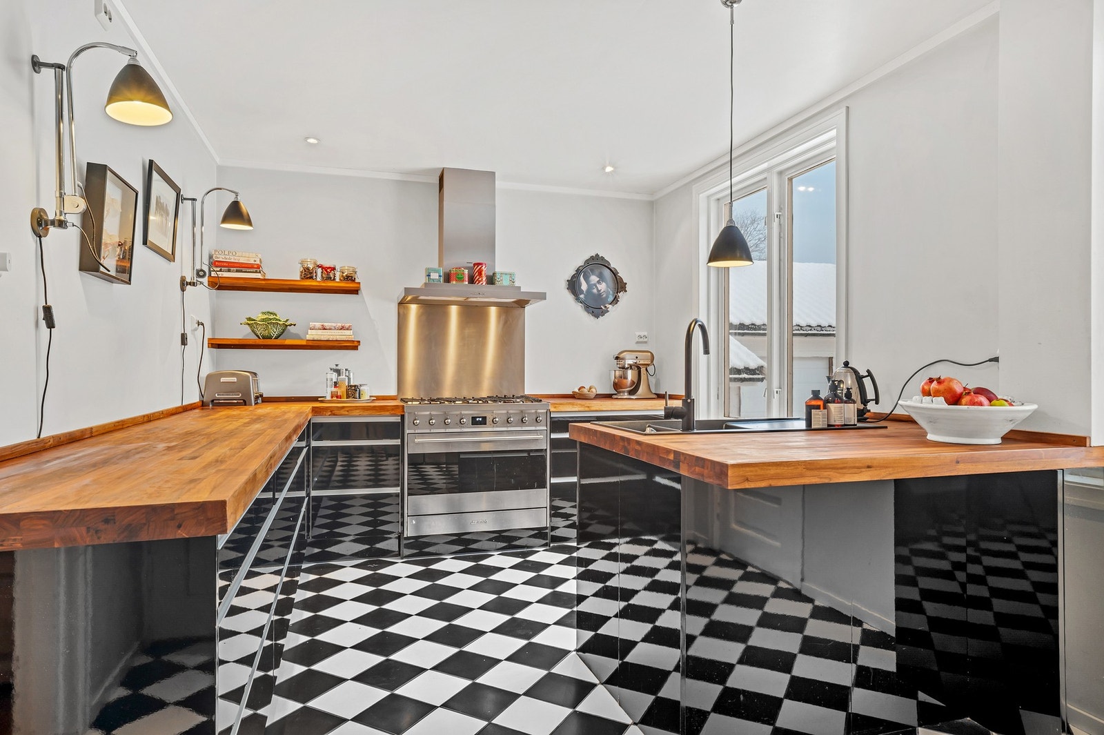 Av integrerte hvitevarer er det gasskomfyr samt oppvaskmaskin. Galleribilde