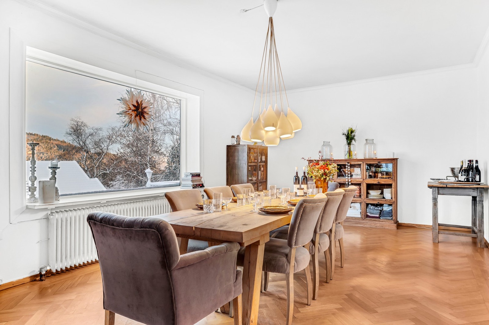 Her er det god plass til et stort spisebord for små og store middagsselskap. Galleribilde