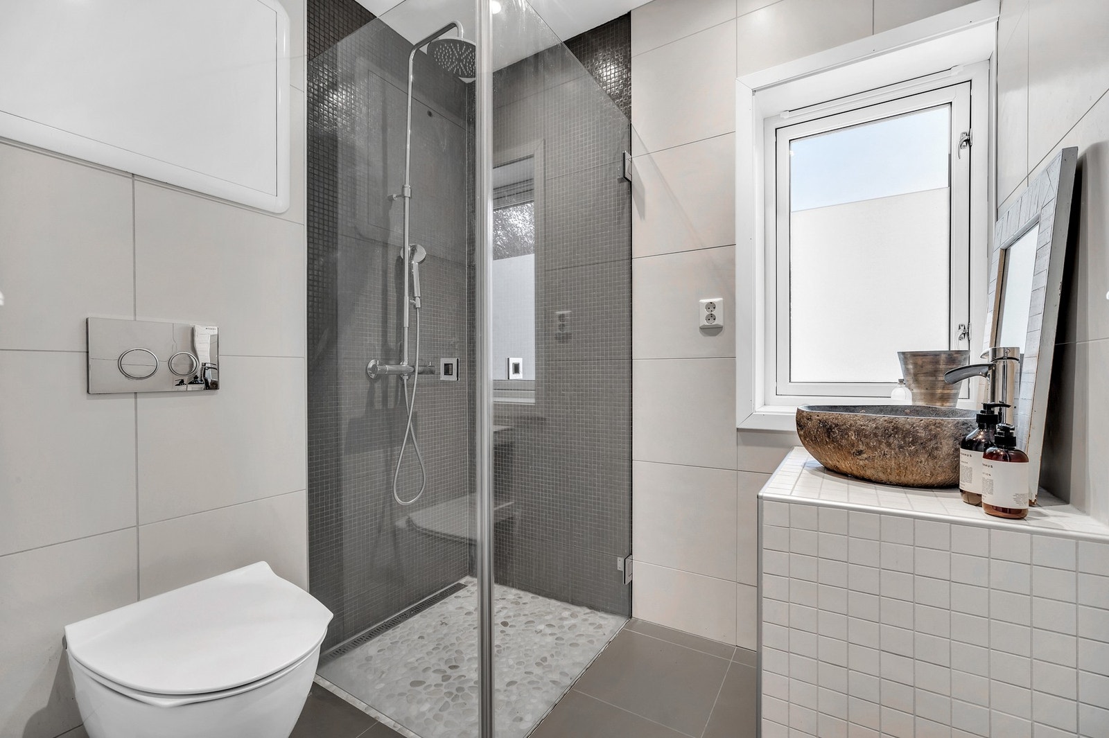 Moderne baderom på 3,3 m² vurdert til tilstandsgrad 1 av takstmann. Galleribilde