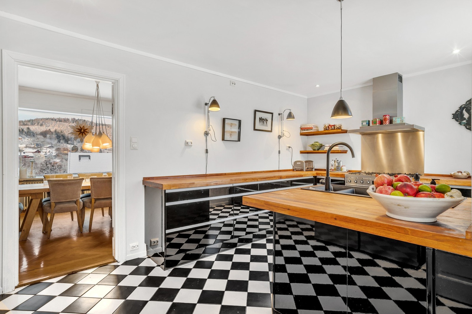 Stilig og moderne kjøkken på 15,9 m². Her er det rikelig med skap- og benkplass. Galleribilde