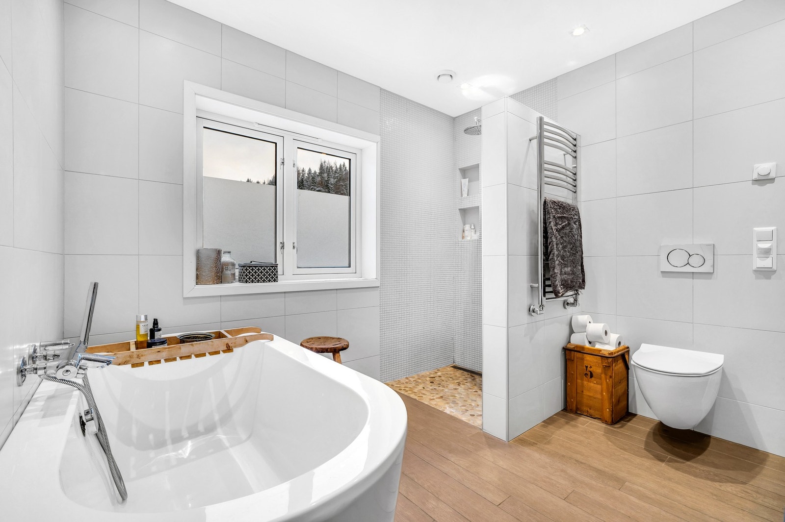 Delikat baderom på 8,3 m² innredet med dobbelservant, toalett, regndusj og badekar. Galleribilde