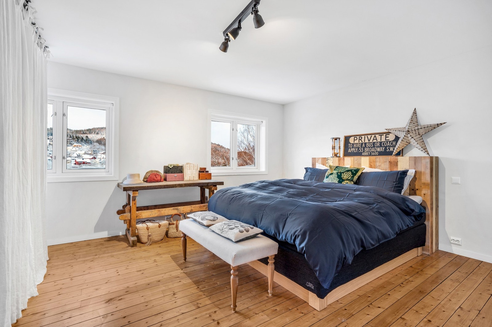 Hoveddelen inneholder fem romslige soverom med god plass til dobbeltseng og garderobe. Dette på 18,9 m². Galleribilde